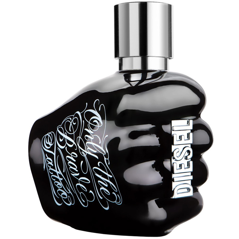 Hinh anh mot co gai su dung nuoc hoa Diesel Loverdose khi di hen ho buoi toi.
